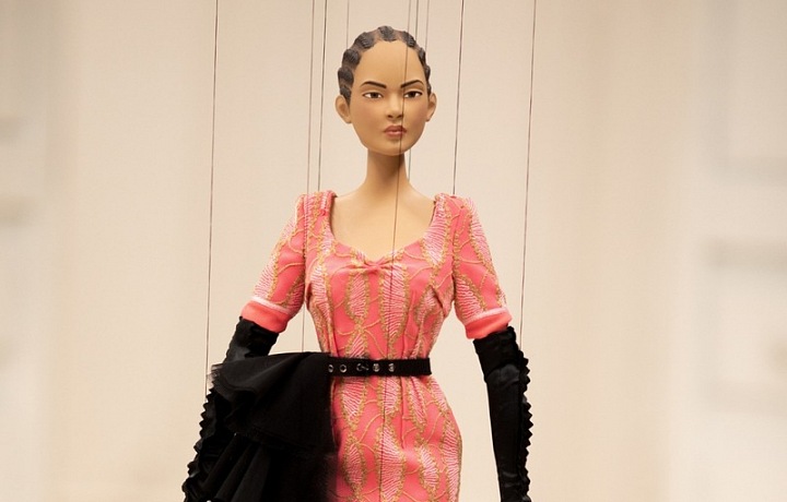 Panenka v růžových šatech Moschino