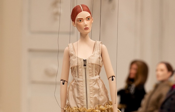 Panenka ve zlatých šatech Moschino