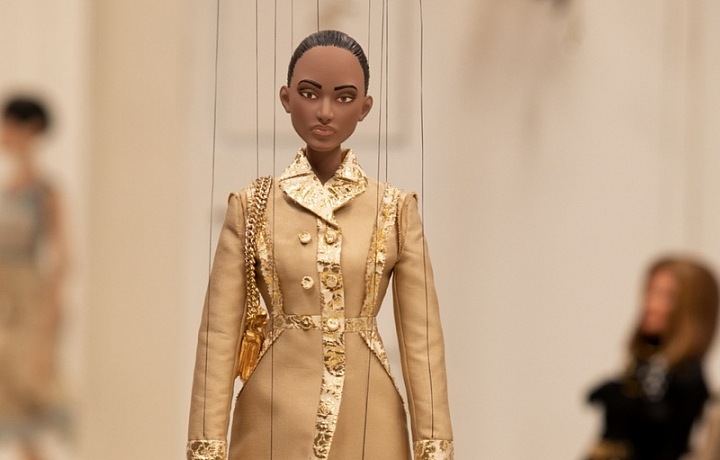 Panenka ve zlatých šatech Moschino