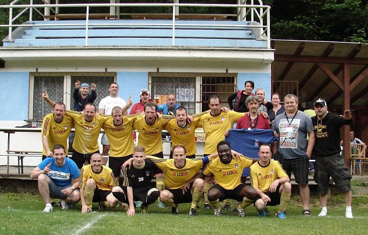 Patrice a jeho fotbalový tým. 