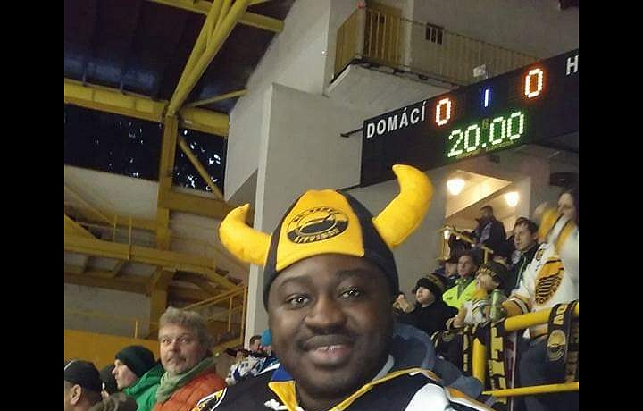 Patrice na fotbalovém zápase. 