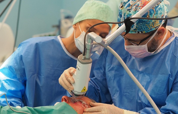 Patrik Paulis na sále. 