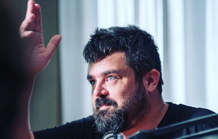 Pavel Novotný za mikrofonem. 