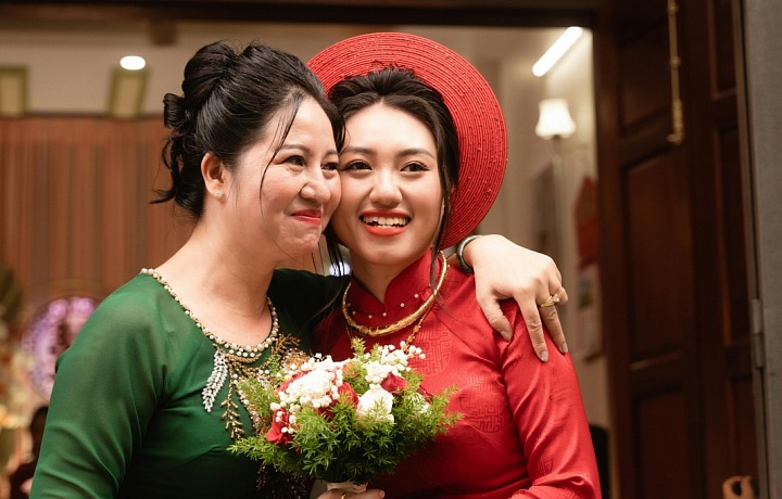 Ako doplnok k šatám nosí čelenku pripomínajúcu svätožiaru - Khan Dong