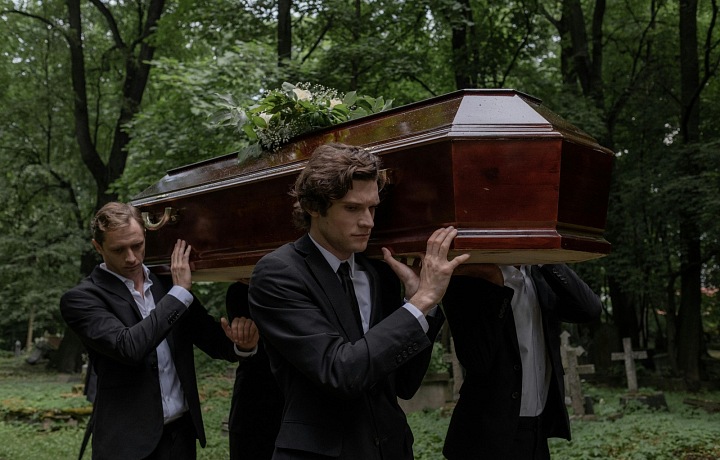 Zo spánku pohrebár často kričí mená zosnulých