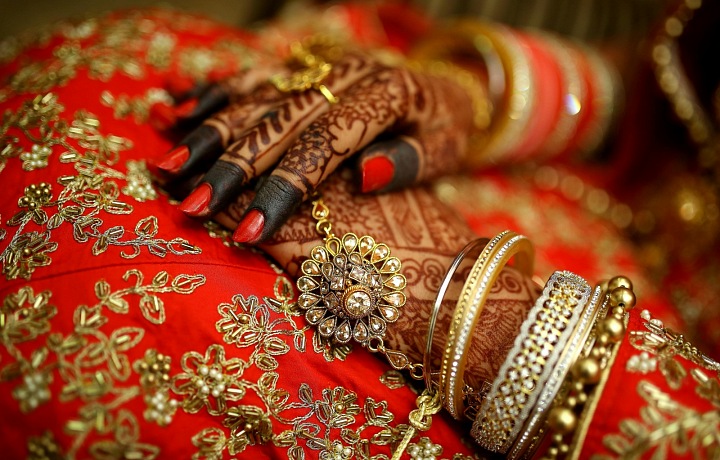 Henna sa nanášala na prsty nevesty ako symbol čistoty, oddanosti a plodnosti
