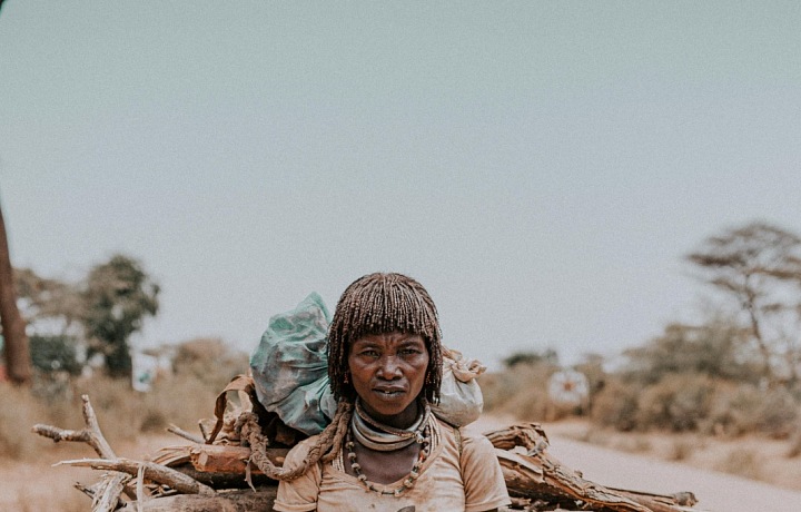 Na prvý pohľad sa Surmovia veľmi podobajú Mursiom, ale odlíšiť ich možno podľa oblečenia alebo ozdôb.