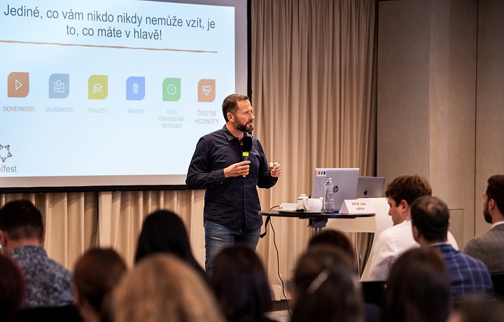 Petr Jan Křen na Přednášce na konferenci FINfest 2021 pro finanční poradce a realitní makléře.