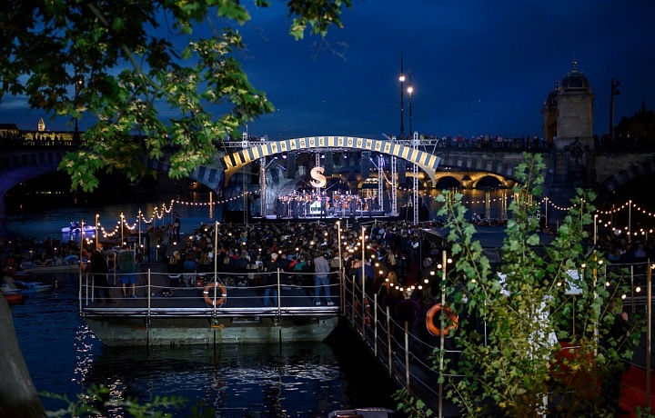 Plovoucí scéna je v noci nasvícená.