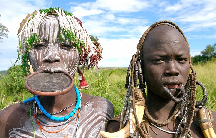 Na prvý pohľad se Surmovia veľmi podobajú Mursiom, ale možno ich rozlíšiť podľa oblečenia alebo ozdôb.