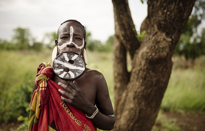 Na prvý pohľad sa Surmovci veľmi podobajú Mursiom, ale je možné ich odlíšiť podľa oblečenia alebo ozdôb.