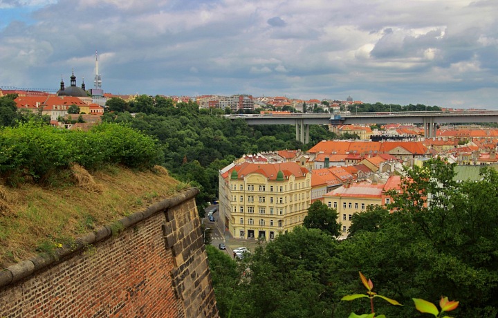 Nuslím dominuje Nuselský most, ktorý je jedným z najvyšších v strednej Európe
