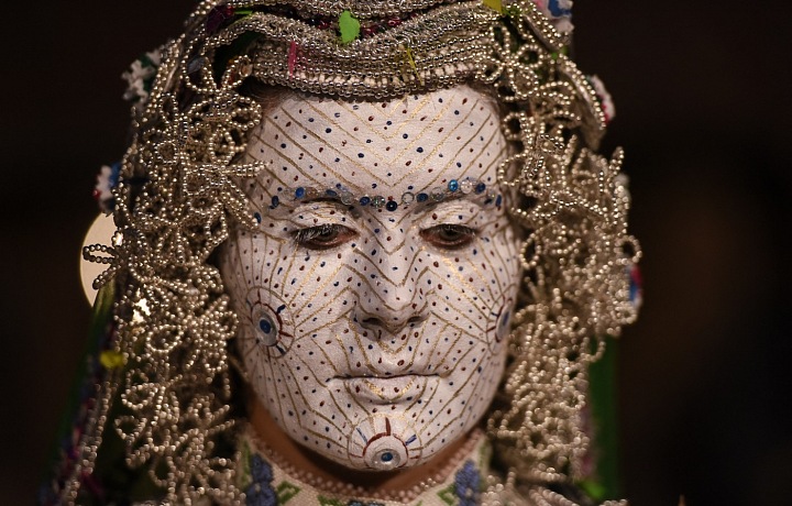 Každý kruh a bodka sú akoby podpisom predkov