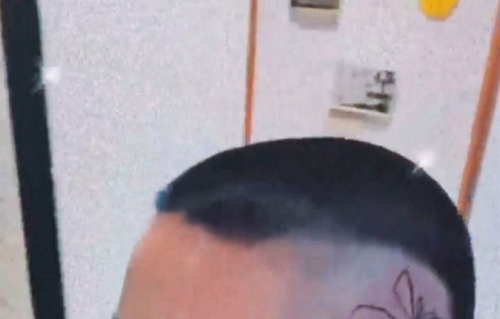 Dlhé vlasy dnes skrývajú pavúka