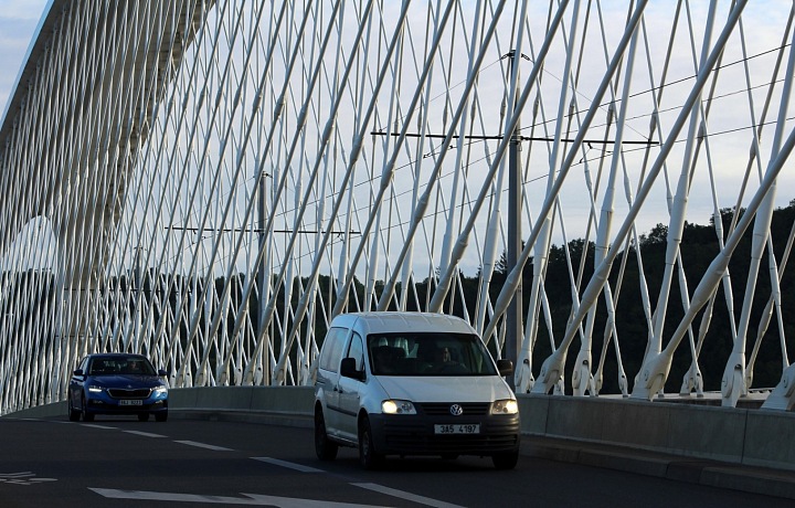 Súčasťou lokality je aj moderný Trojský most
