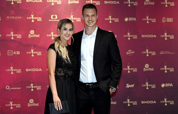 Dominik Kubalík s manželkou Klárou