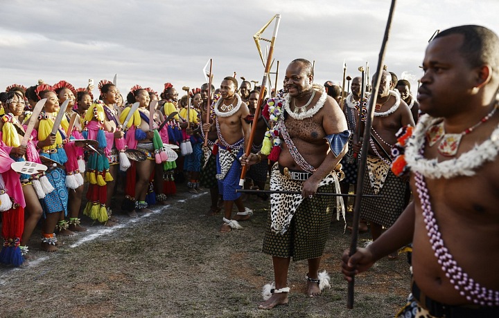 Kráľ si všetky dievčatá starostlivo prezrie