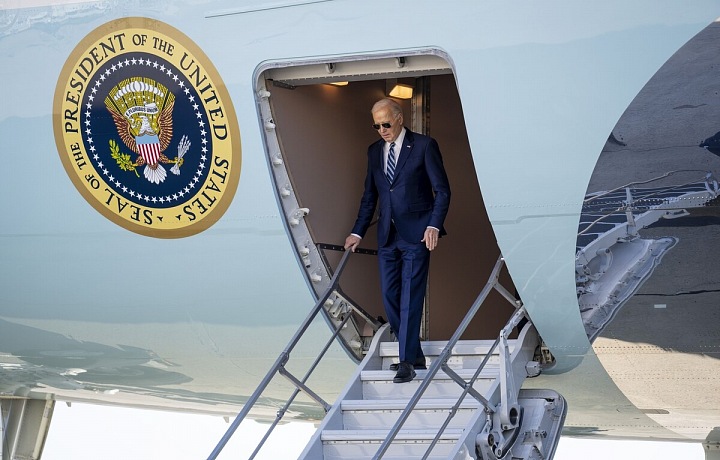 Joe Biden často zakopával na schodoch
