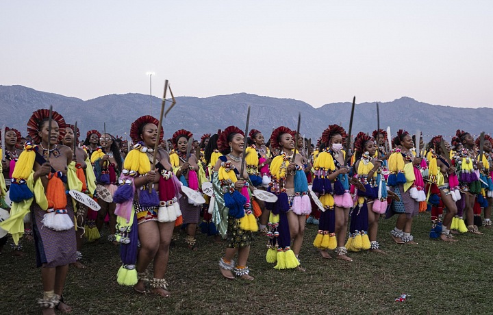 Na festivale sú dievčatá často skromne oblečené