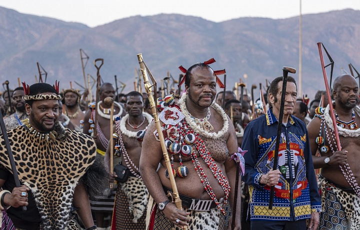 Takto je znovu kráľ Mswati III. oblečený počas festivalu