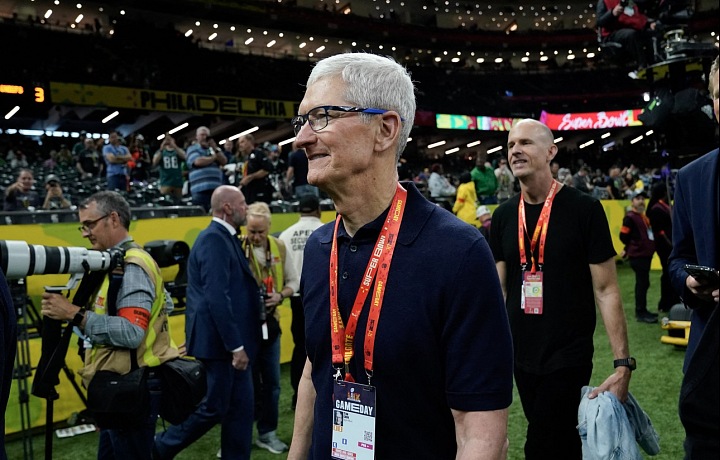 Tim Cook prvýkrát navštívil Super Bowl, 2025