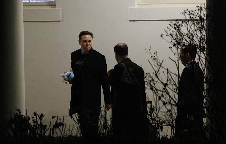 Elon Musk prichádza do Bieleho domu v februári 2025
