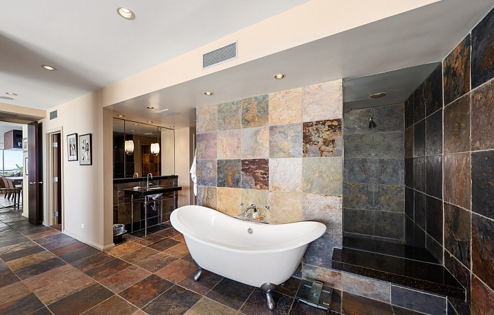 Kúpeľňa v byte na Century Towers