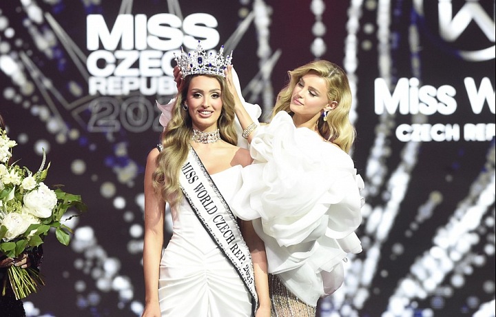 Novú českú Miss Czech Republic 2025 Lindu Góreckú korunovala Miss World Krystyna Pyszková