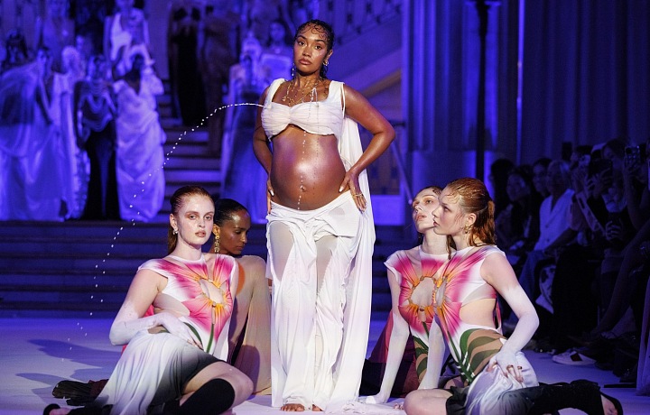 Tehotná speváčka Leigh-Anne Pinnock na prehliadke Di Petsa