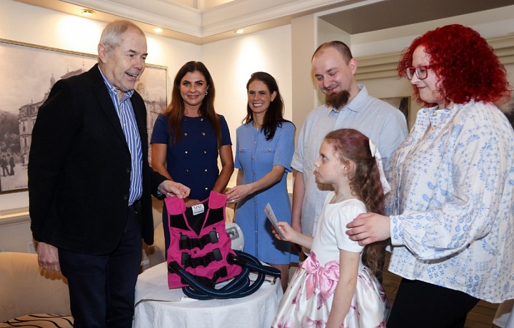 Marek Eben odovzdal Aničke spolu so zakladateľkou nadačného fondu Naše pľúca Elenou Jakubovič dýchaciu vestu