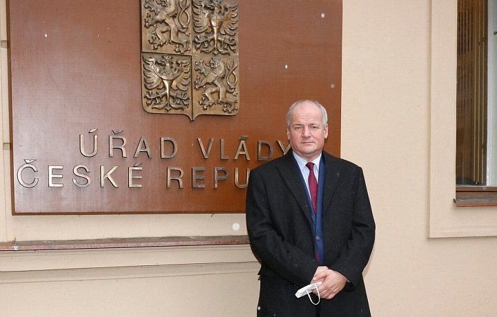 Roman Prymula před Úřadem vlády. 