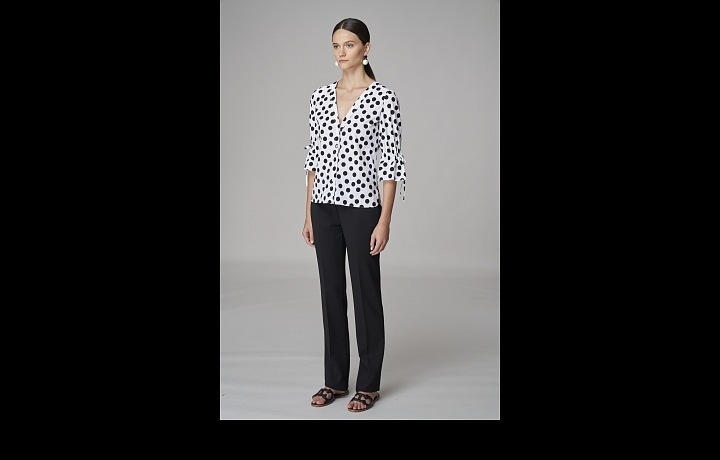 Žena v čenobílé puntíkované halence