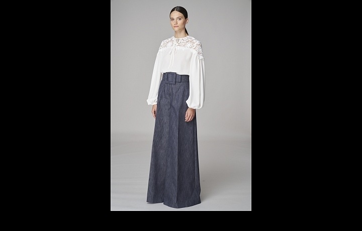 Žena v širokých modrých kalhotech