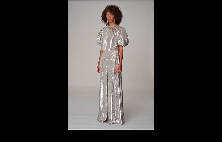 Žena ve stříbrných šatech