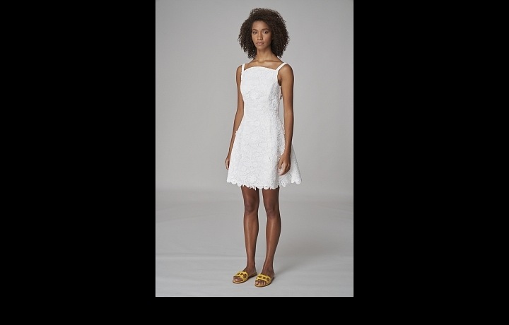 Žena v krátkých bílých šatech