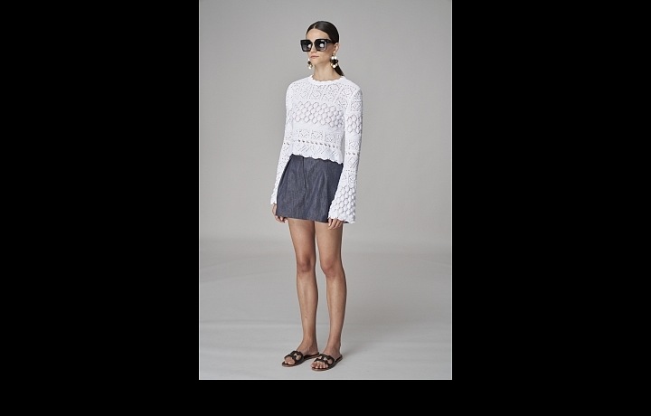 Žena v bílé košili a modrých šortkách