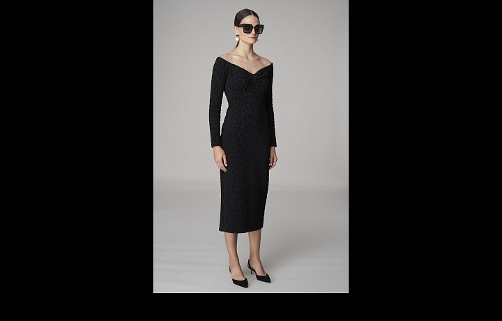 Žena v černých šatech