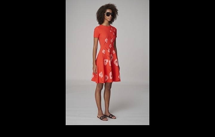 Korálové šaty Carolina Herrera