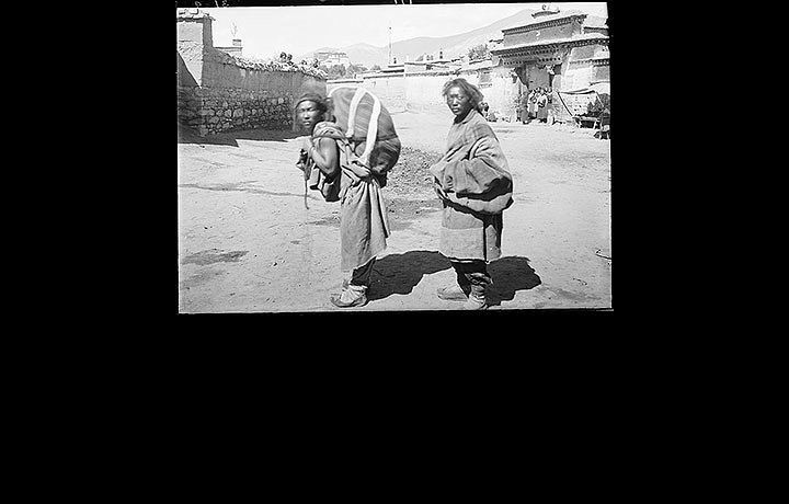 Mŕtvola prevážaná z Lhasy na pohreb v nebi okolo roku  1920