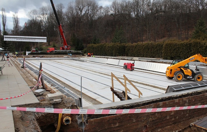 V areálu se zdržovala těžká technika. 