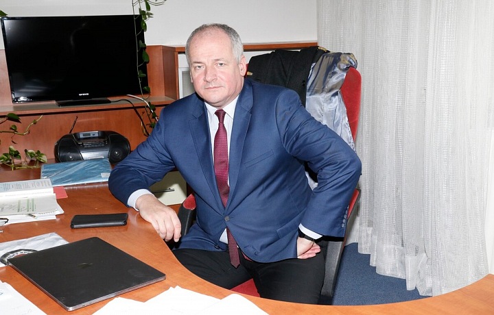 Roman Prymula za pracovním stolem. 