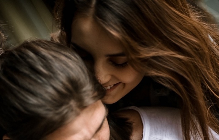 Schicková s partnerem v objetí.