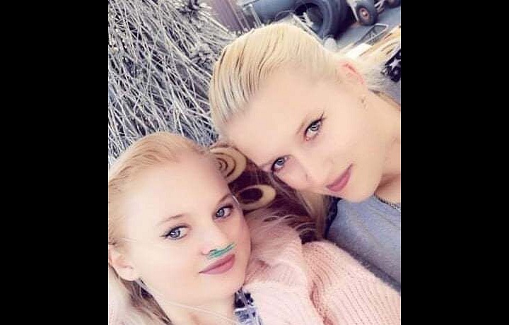 S nevlastní sestrou.