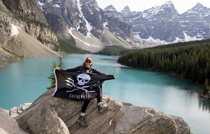 U kanadského jezera s vlajkou Sea Shepherd. 