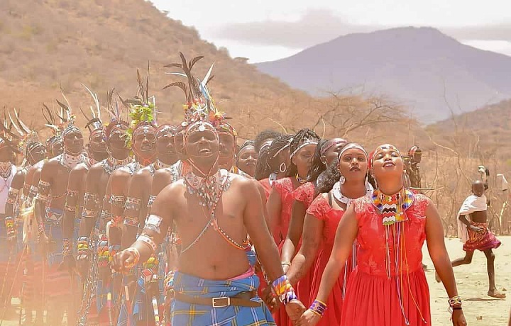 Keď muž zo Samburu stretne dievča, ktoré sa mu páči, iniciuje kultúrny proces, ktorý môže niekedy trvať mesiace.