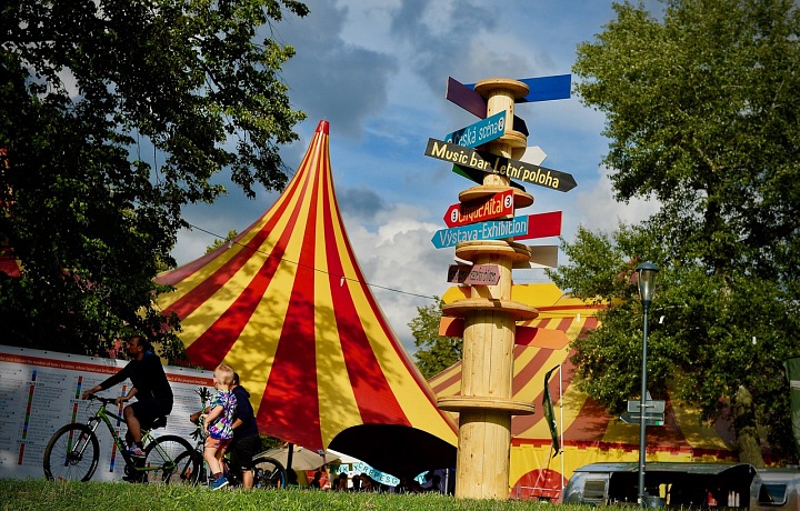 Na Letné vyrostou cirkusové stany. 