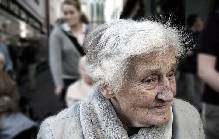 Seniorka na procházce