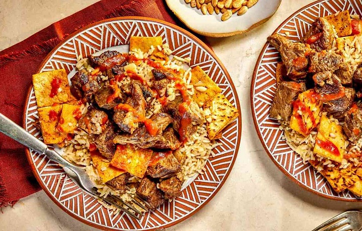 Hlavným jedlom je obvykle vianočný morka obklopený najrôznejšími voňavými prílohami. Okrem neho sa podáva aj fatta, pokrm obsahujúci chlieb, cesnak, ryžu a varené jahňacie mäso.