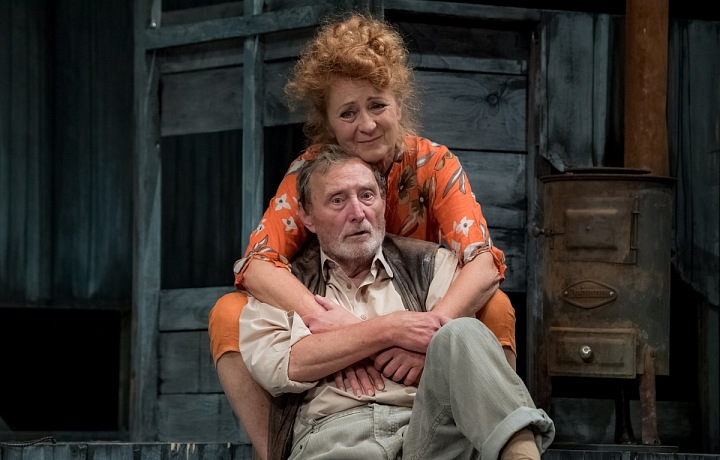 Stašová s Ladislavem Freyem ve hře Na zlatém jezeře. 