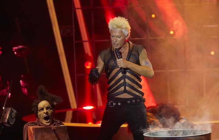 Slezáček v show Tvoje tvář má známý hlas jako Billy Idol. 